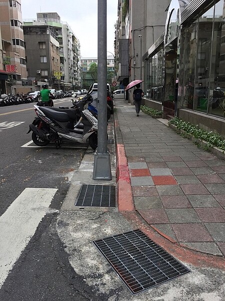 路燈移至溝蓋區域,人行道暢通。圖/里長王復提供