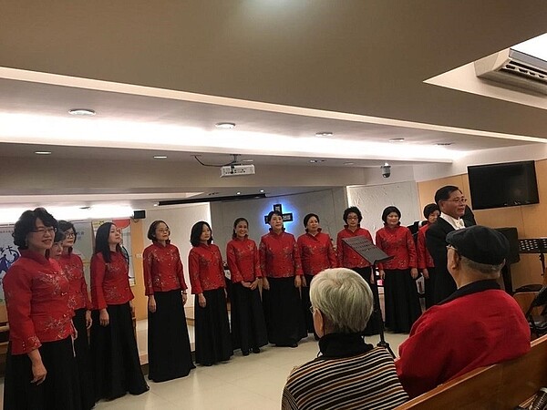 里內知名安和合唱團表演,豐富里民視聽。圖/里長王復提供