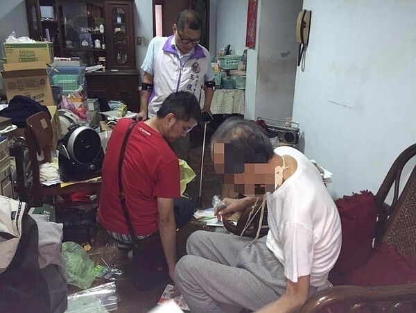 里長到長者家訪視、協助清理環境。圖/里長王復提供