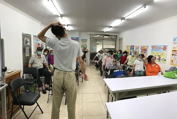 里內開辦講座,照顧長者健康。圖/里長王復提供