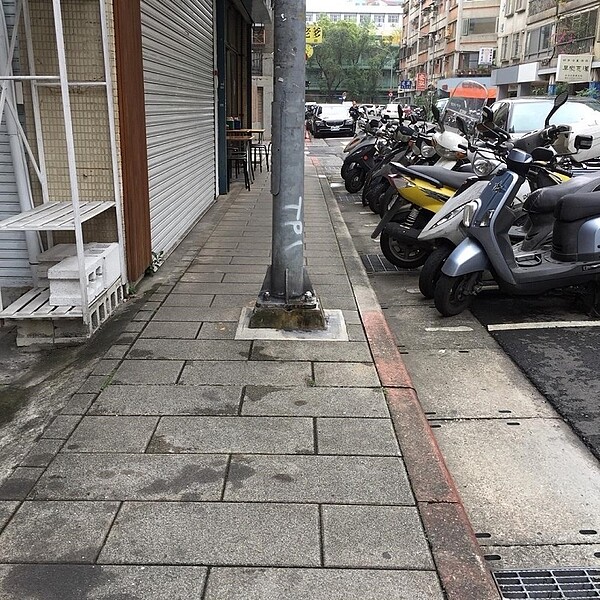 路燈設置於人行道上,影響用路人安全。圖/里長王復提供