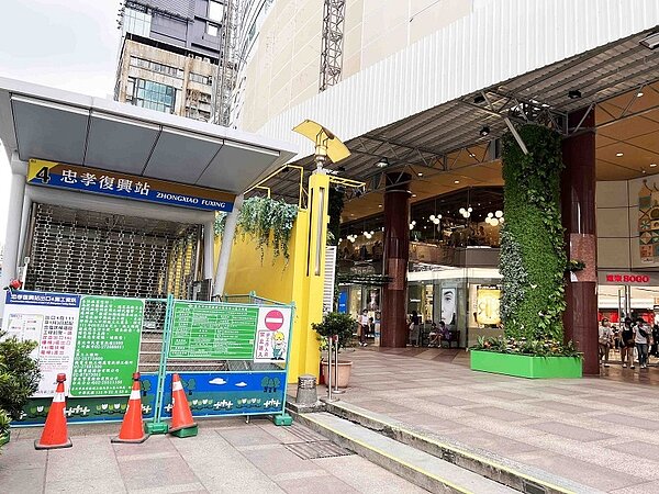 捷運忠孝復興4號連通口因電扶梯改善工程封閉施工達7個多月,即將在8月15日開通。圖/SOGO提供