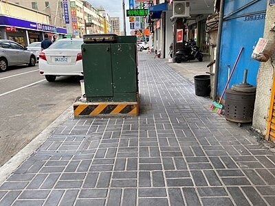 電箱、信號箱及消防栓等設施均配合遷移位置或調整座向，提供1.5至2.5公尺的人行淨通行寬度，讓行人、嬰兒車推車、輪椅等通行更順暢。圖／台中市建設局提供