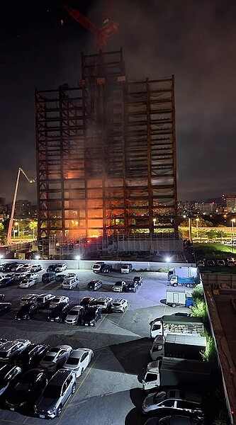 新北市板橋區一處新建工地，今天凌晨發生火警，火勢猛烈，幸當時無人在場，沒有人受傷。圖／取自臉書我是板橋人社團王姓網友