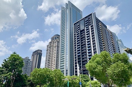 台中房價驚驚漲，不少建商跳出來大聲疾呼，央行應調整雙北市以外的「豪宅」門檻，與雙北標準一致。不過財經官員認為，央行恐不易放行。聯合報系資料照