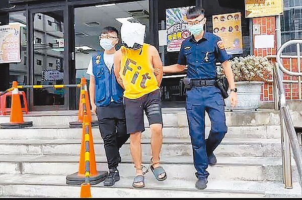 涉嫌勒斃女友的菲籍男移工迪歐尼,被警方依殺人罪嫌移送新竹地檢署偵辦。(竹北分局提供/羅浚濱新竹傳真)