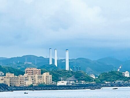 台電規畫於基隆外木山「填海造陸」興建第四座天然氣接收站,地方組成「守護外木山行動小組」發起公投,第1階段達標送件後遭基隆市政府要求補正資料,質疑市府以補正資料之名行拖延公投之實。(陳彩玲攝)