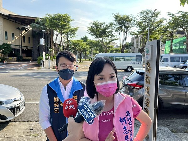 國民黨高雄市長參選人柯志恩針對前金區自強一路新建案造成路面坍塌狀況提出質疑。記者林巧璉／攝影