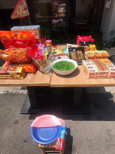 一名網友發文分享，公司普渡拜拜時，擺上一碗「空心菜煮白水」，讓他感到很驚奇。 圖／翻攝自「爆廢公社公開版」