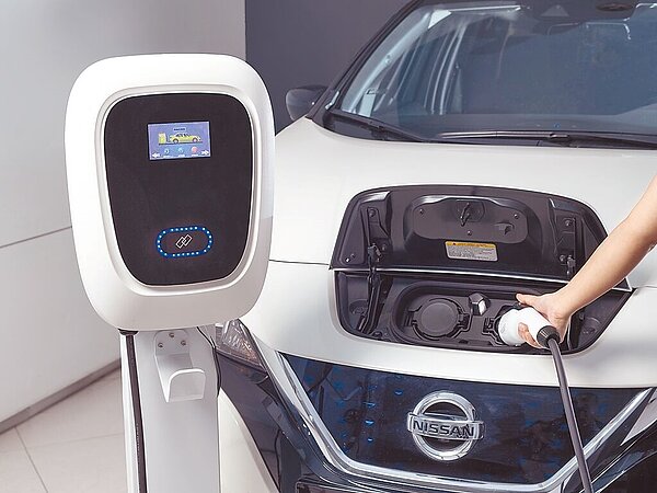 電動車累計掛牌突破2萬台大關,充電樁建置戰火從公用空間燒向住家,裕電已協助近百個知名社區與建案建置。(裕電提供)