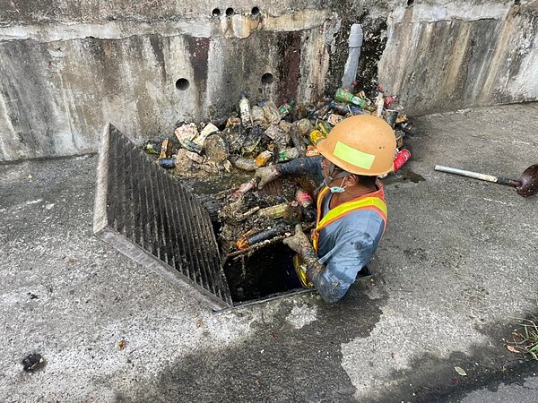苗栗縣南庄老街旅遊勝地,最近從中正路灌排水溝清出大量雜物。圖/莊新妹提供
