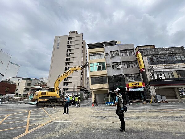 高雄自強一路一處建案工地,因地下室滲水造成路面塌陷,害周邊7戶透天被列危樓。記者張議晨/攝影