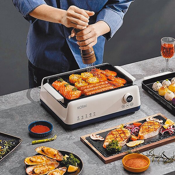 台隆手創館的「sOlac多功能無煙烤盤」控溫精準、吸油煙快，享用燒烤更加方便。（台隆手創館提供）