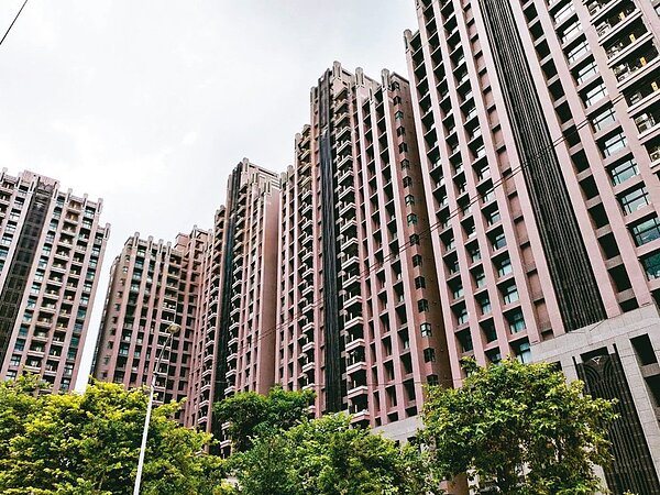 新北房屋移轉棟數在今年疫情期間「類雪崩」,房仲認為關鍵在於央行升息,加上還有許多不確定性,導致買方縮手。圖為示意圖。圖/新北市地政局提供