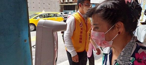 與里民共度節慶的同時,也遵守防疫規則。圖/截自吳崑山里長個人臉書