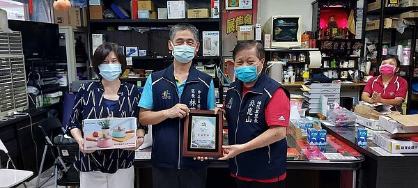 區公所表揚里長吳崑山對梅花里的長年付出。圖/截自吳崑山里長個人臉書