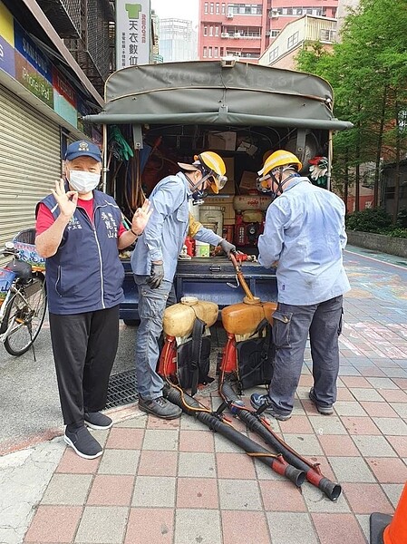 梅花里例行消毒,里長到場監督。圖/截自吳崑山里長個人臉書