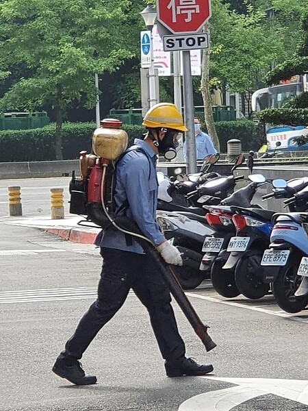 里內重視防疫,定期清消不馬虎。圖/截自吳崑山里長個人臉書