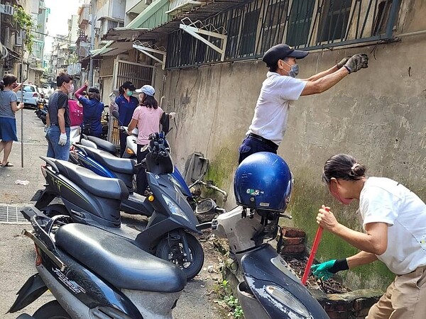 志工到獨居長輩家附近協助打掃工作。圖/擷取自陳玟如里長臉書