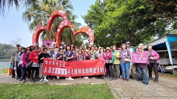 里民至明湖蘇堤遊玩的大合照。圖/擷取自陳玟如里長臉書