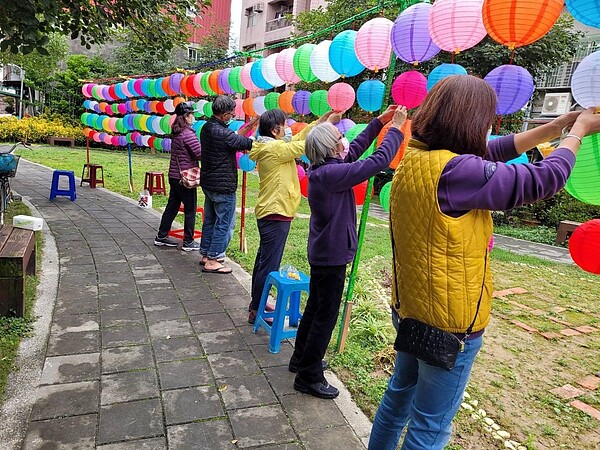 里民一同布置元宵節燈籠。圖/擷取自陳玟如里長臉書