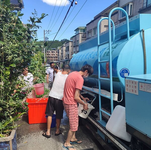 基隆缺水惡化轉綠燈,目前已設置21處加水站,以降低民眾生活衝擊。記者游明煌/翻攝