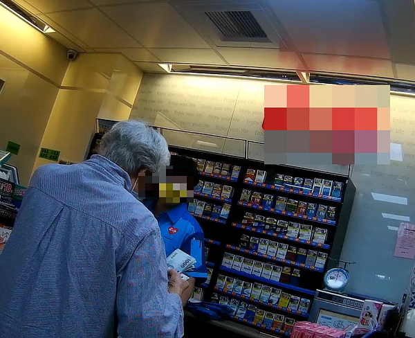 台中市七旬張姓婦人誤信歹徒詐騙話術，14日前往超商ATM欲匯款，幸好警方在場巡簽，即時阻詐。圖／第四警分局提供