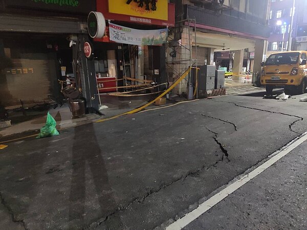 高雄市前金區自強一路83巷一處建築工地發生路面坍塌，造成周遭7棟建築物變成危樓。圖／高雄市政府提供