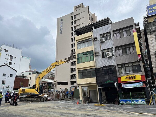 高雄自強一路一處建築工地，因滲水造成路面塌陷，有7戶被列危樓。記者張議晨/攝影 