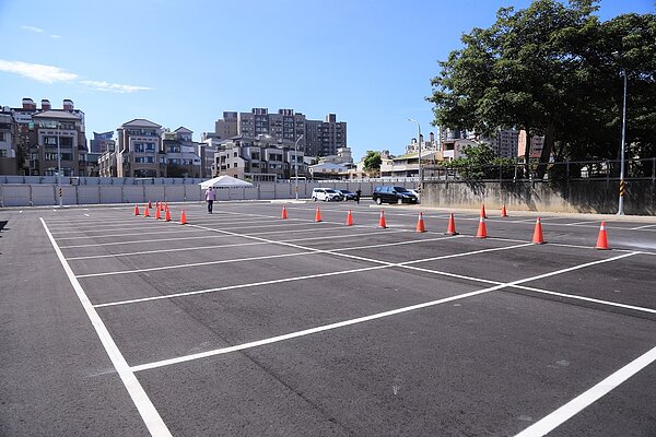 西屯區惠中停車場提供326席汽車停車格位,滿足商圈與附近辦公大樓上班族的停車需求。圖/台中市政府提供