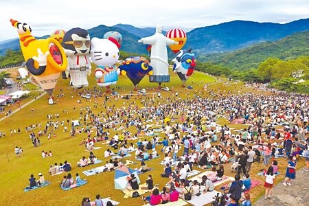 台東熱氣球嘉年華15日閉幕，上萬人把握最後一刻湧入鹿野高台。（莊哲權攝）