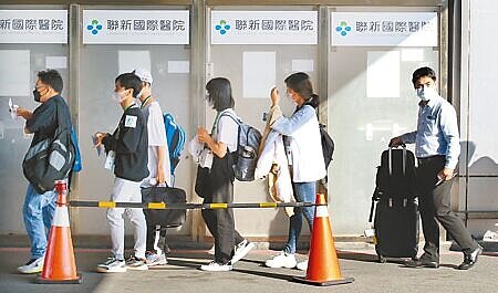 中央流行疫情指揮中心15日宣布,自9月1日起(表定航班抵台時間),入境旅客維持「3+4」檢疫措施,但後4天自主防疫放寬為1人1室。在桃園機場第一航廈外的採檢站,剛入境的旅客正在排隊採檢。(范揚光攝)