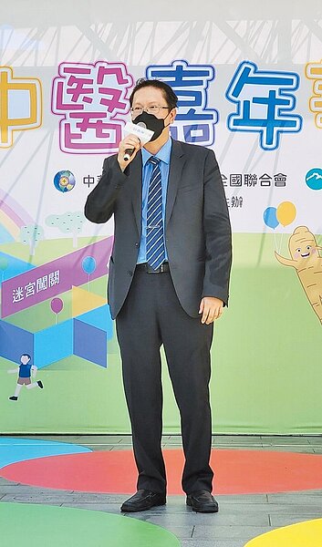 中醫師公會全國聯合會理事長柯富揚說,中醫是生活醫療,包含居家、急症、癌症都具照護優勢。(中醫師全聯會提供)