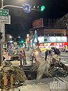 南市鬧區馬路現「天坑」！轎車卡死動彈不得　市府漏夜搶修