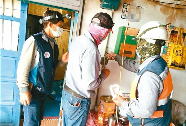 台東電氣裝修職業工會與台東縣社會處合作,進入社區、偏鄉為獨居長輩檢修線路。記者卜敏正/翻攝