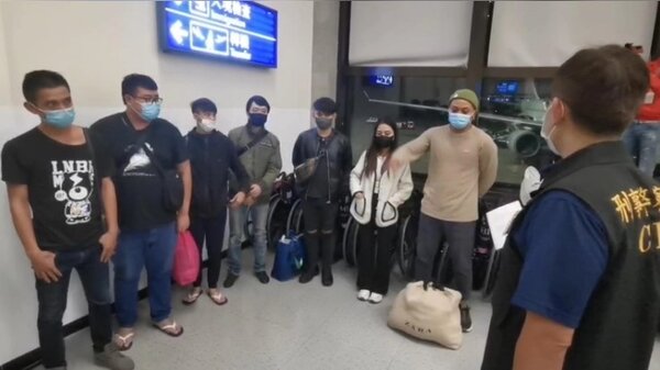 刑事局14日在桃園機場協助接回赴柬埔寨工作的9名台人，其中一名何男疑似是詐團成員，法院深夜裁定羈押禁見。記者楊湛華／翻攝