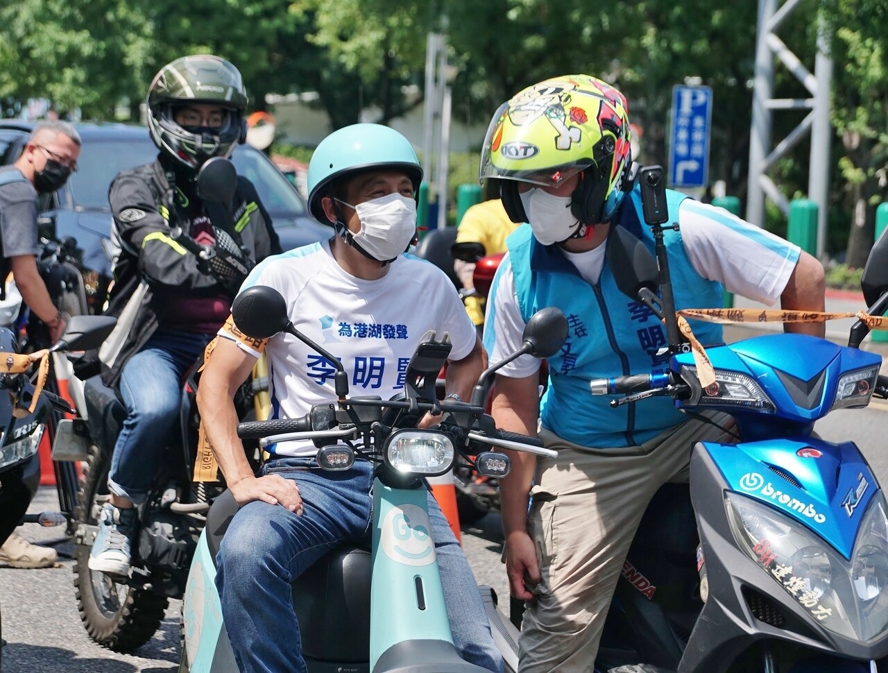 台灣使用機車通勤的人數非常多，但不見得人人都了解有關安全帽的各項知識，圖為日前機車騎士參與交通解嚴大遊行，前排左一為台北市議員李明賢。記者盧逸峰／攝影 