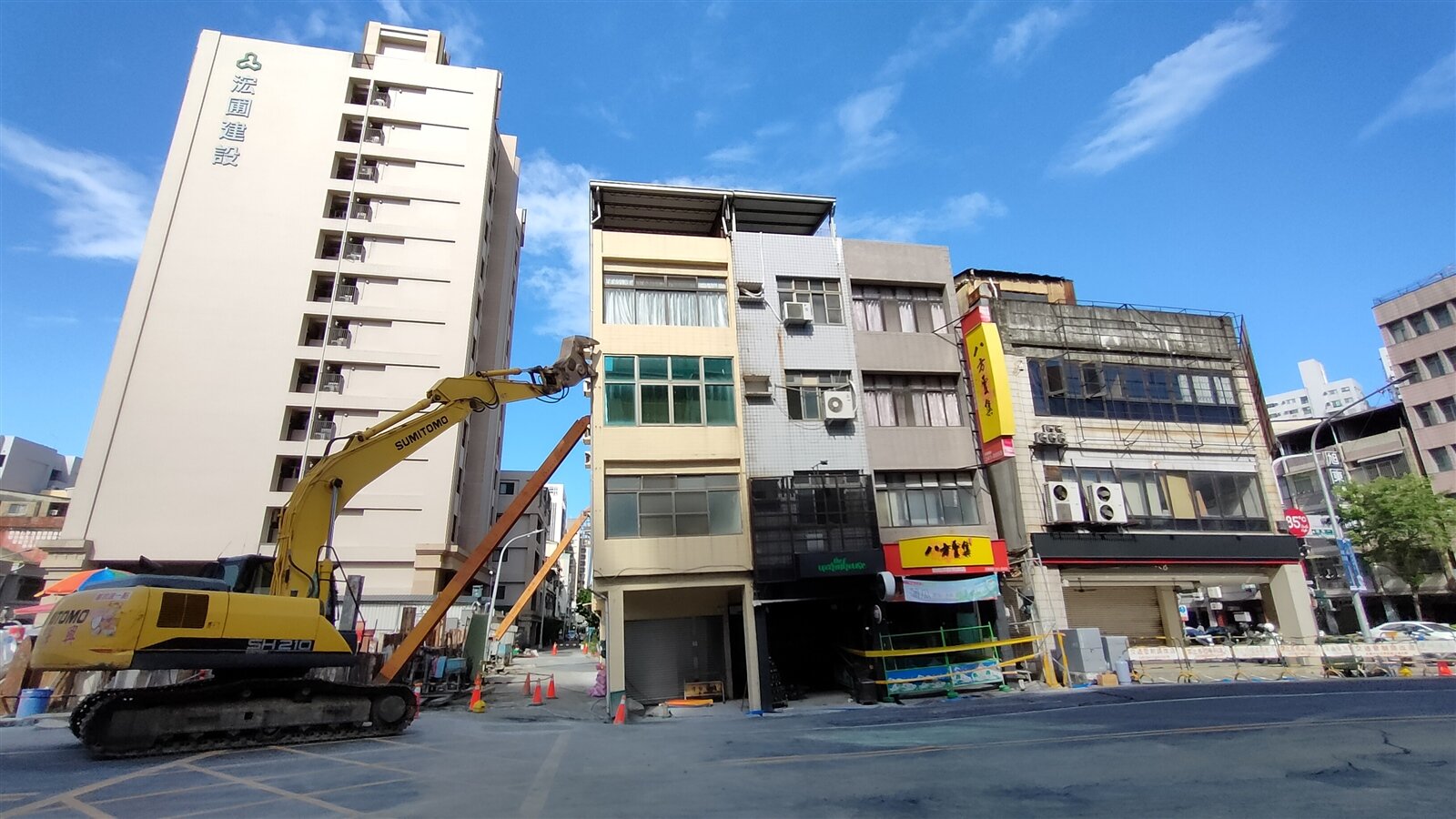 高雄市前金區自強一路樓房因旁邊建築工地施工，致樓房傾斜。記者林保光／攝影 