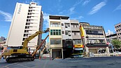 高雄建築工地造成鄰房樓房傾斜　住戶回家收拾貴重物品