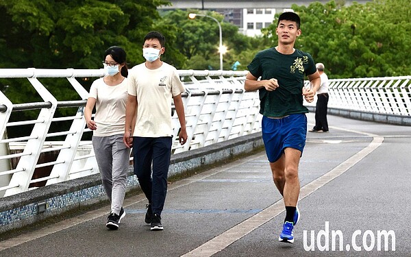 醫師沈政男認為「新冠不會流感化」,就算到了年底,民眾仍然脫不下口罩。圖/聯合報系資料照