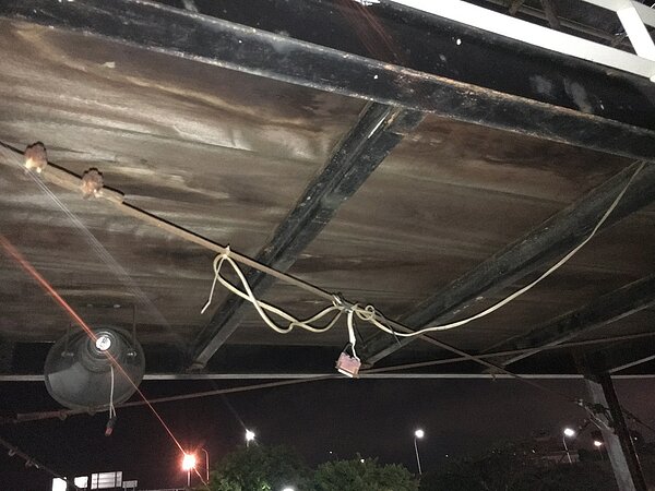 事發現場看台下方私接線路。圖/新北市府提供