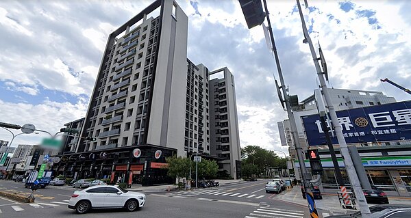 台南市目前已於東門路與文化路口及東門路二段390巷口新建置2組資訊可變標誌。圖/取自google maps