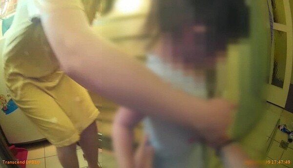 凌女誤遭2歲女兒反鎖在陽台外。記者邱奕能/翻攝