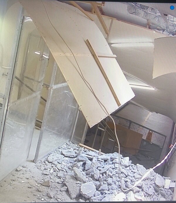 嘉義火車站地下道發生天花板破裂，地下都是碎石。圖／翻攝臉書社團靠北台鐵