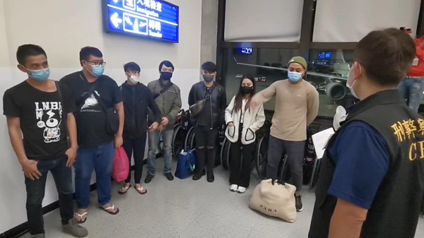 刑事局昨在桃園機場協助接回赴柬埔寨工作的9名台人。記者楊湛華/翻攝