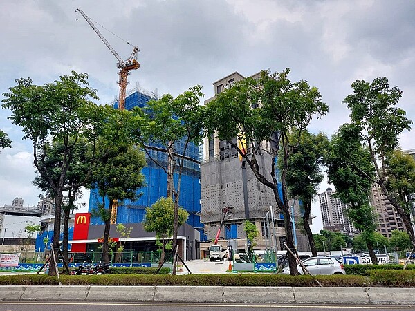 暫緩重劃區機能已越來越好，連鎖品牌餐飲業者、連鎖服飾品牌都進駐。圖／好房網News記者林和謙／攝