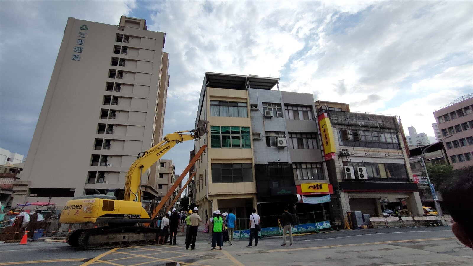 高雄市工務局建管處今天會同台電及水公司等單位，到前金區自強一路傾樓現場會勘。記者林保光／攝影 