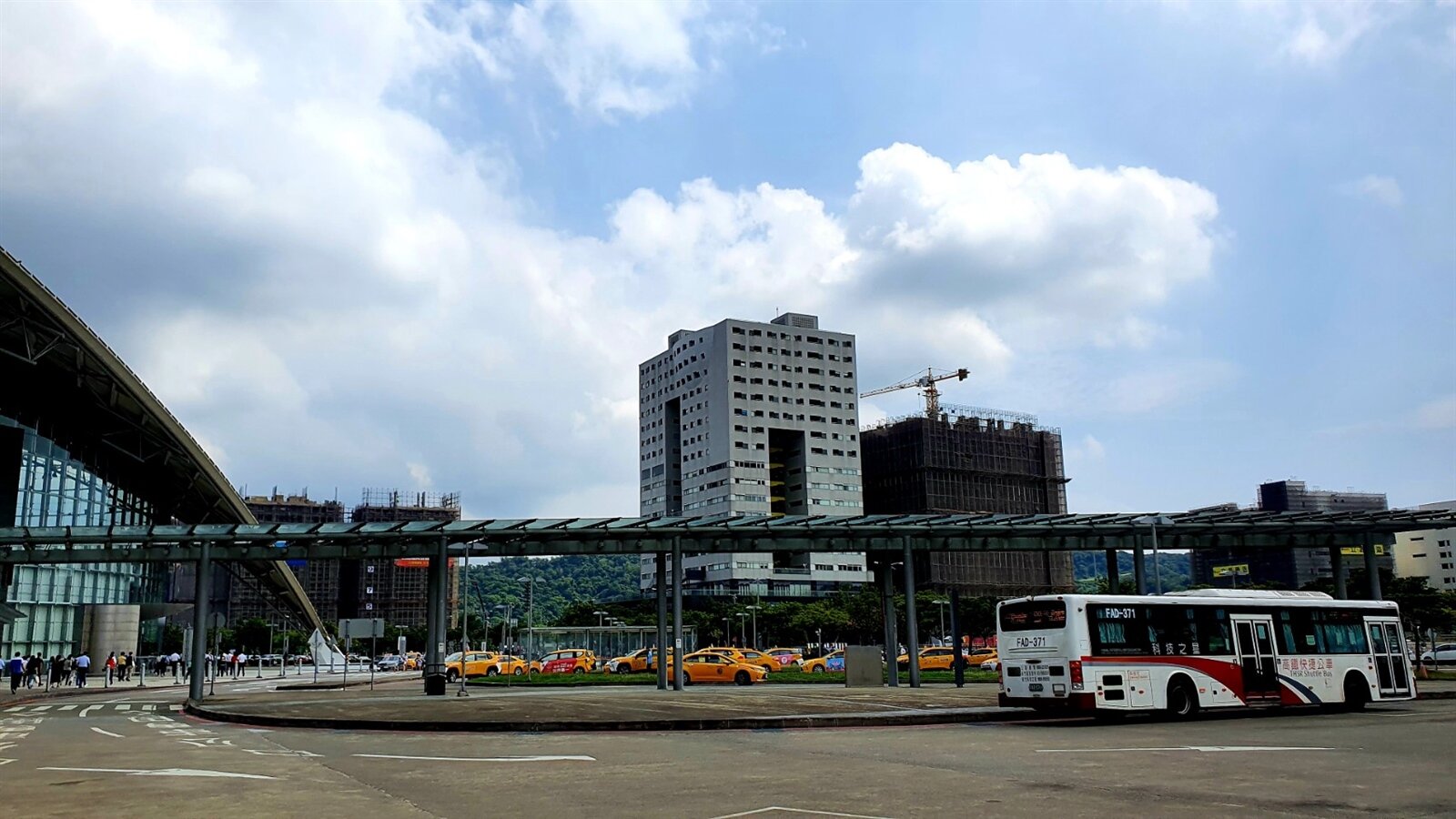 高鐵新竹站4號出口站前道路路幅不夠寬,旅客搭車入出與小客車和公車混流,將進行改善。記者王淑君/攝影