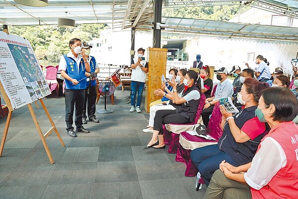 南投縣長林明溱(左),將打造埔里鎮鯉魚潭新風貌。圖/南投縣政府提供