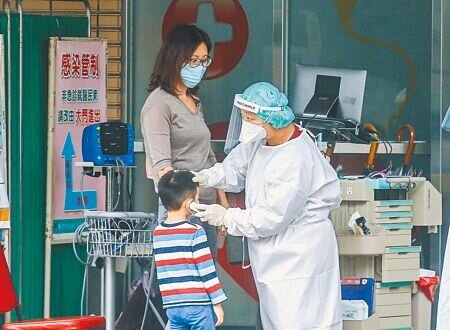 國內2名孩童確診新冠後,出現「多系統發炎症候群」(MIS-C),確診者康復後雖然病毒已清除,卻有可能出現罕見的高度炎性反應及多器官系統損傷,醫師表示,當兒童及青少年確診後6週內持續發燒3天以上,且進一步出現腹瀉、嘔吐、頭暈等任一警示症狀,須立即就醫。兒童防疫門診外,醫護為就診的兒童病患量體溫。(本報資料照片)